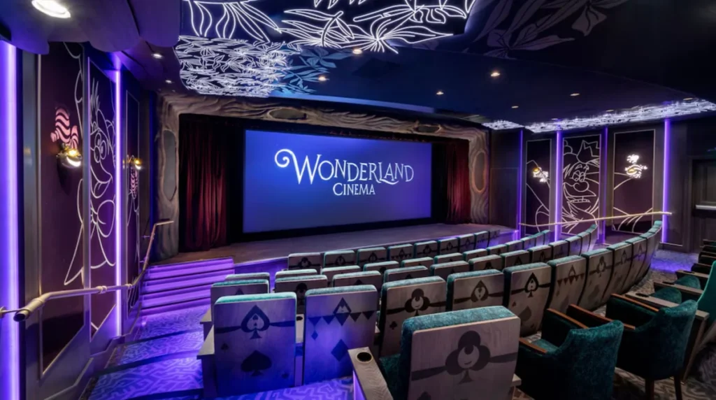 Cinema Wonderland dentro de navio Disney com decoração temática e tela de cinema.