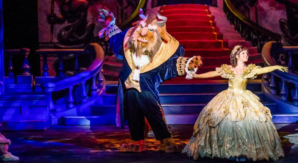 Espetáculo ao vivo de Bela e a Fera em teatro de cruzeiro Disney.