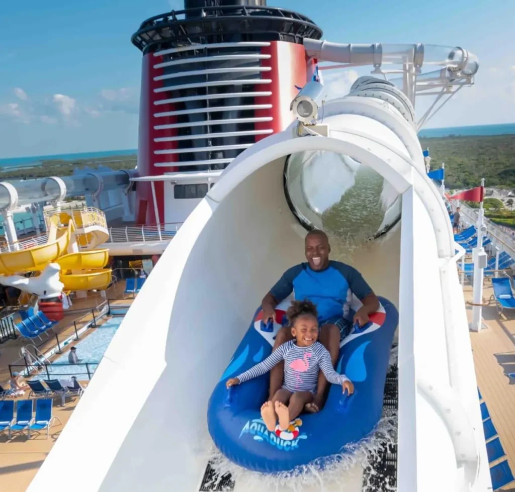 Famílias aproveitando o AquaDuck, a montanha-russa aquática exclusiva do Disney Fantasy.