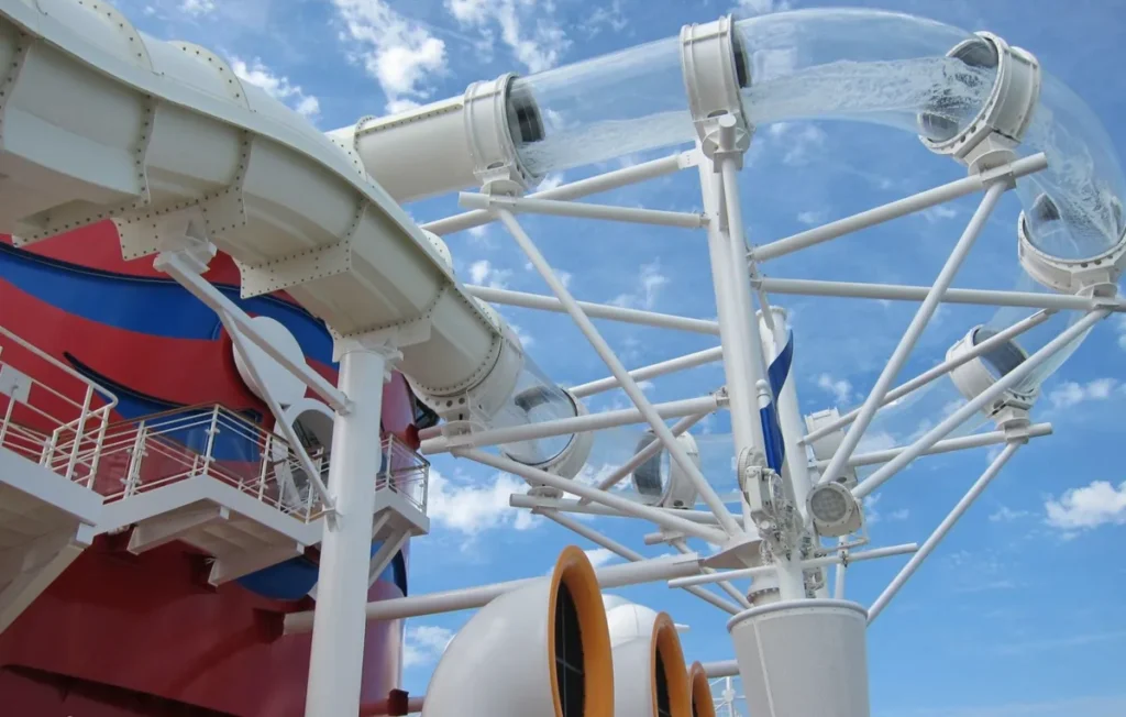 O AquaDuck é uma das atrações mais populares do Disney Fantasy, com curvas transparentes e vista para o oceano.