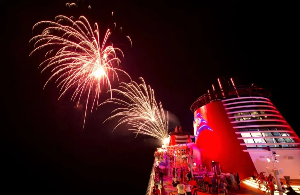 O Disney Fantasy oferece um espetáculo exclusivo de fogos de artifício em alto-mar durante o cruzeiro.