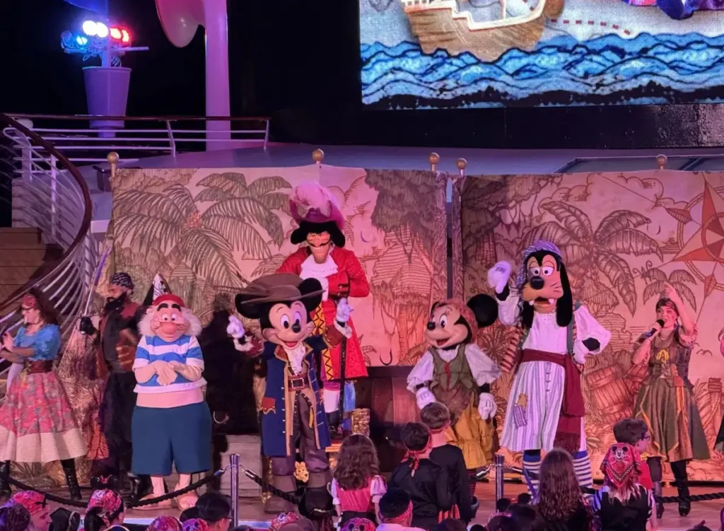 A Pirate Night transforma o Disney Fantasy em uma festa pirata com personagens, música e entretenimento ao vivo.