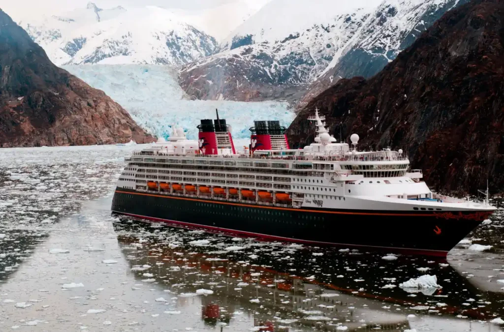 Navio Disney Wonder navegando próximo a uma geleira no Glacier Bay National Park, Alasca.