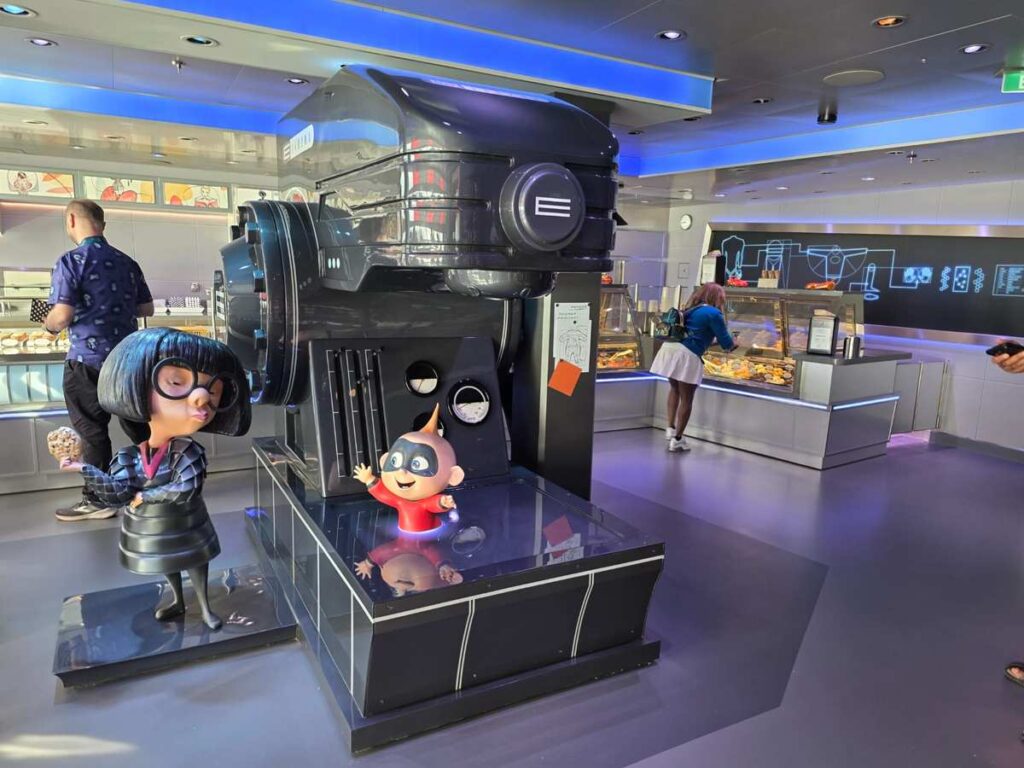 Espaço temático inspirado em Edna Moda e Os Incríveis promete diversão para famílias no Disney Destiny.