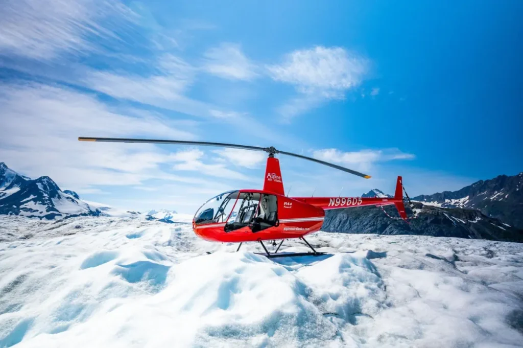 Passeio de helicóptero em geleira durante excursão no Alasca.