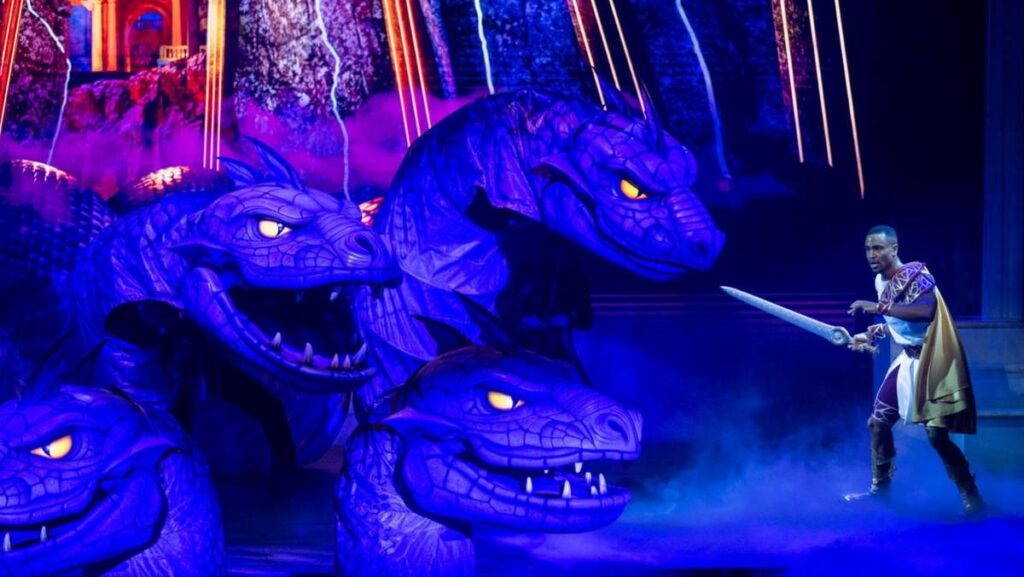 Novo espetáculo de Hércules no Disney Destiny traz efeitos especiais e personagens épicos ao palco.