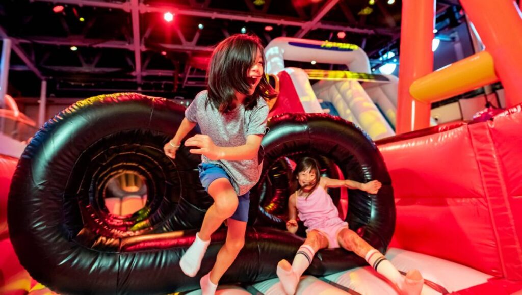 Hero Zone é a área de aventuras e brincadeiras interativas para crianças e famílias no Disney Destiny.
