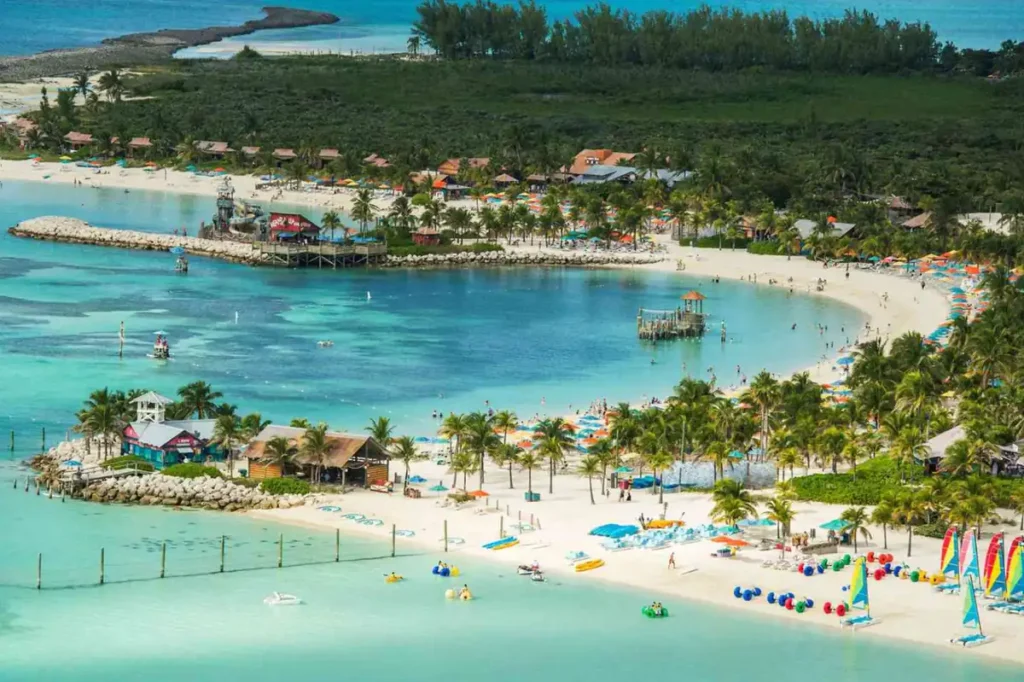 Castaway Cay, ilha privada da Disney no Caribe, oferece praias paradisíacas, águas cristalinas e experiências exclusivas para hóspedes dos cruzeiros Disney.