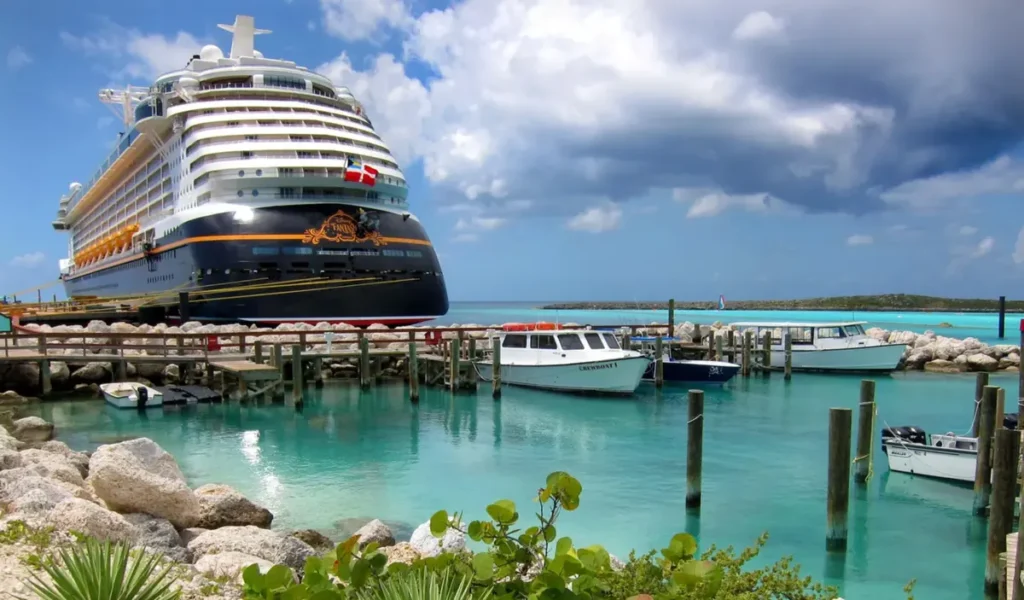 navio disney fantasy atracao em porto no mar azul cristalino dok Caribe