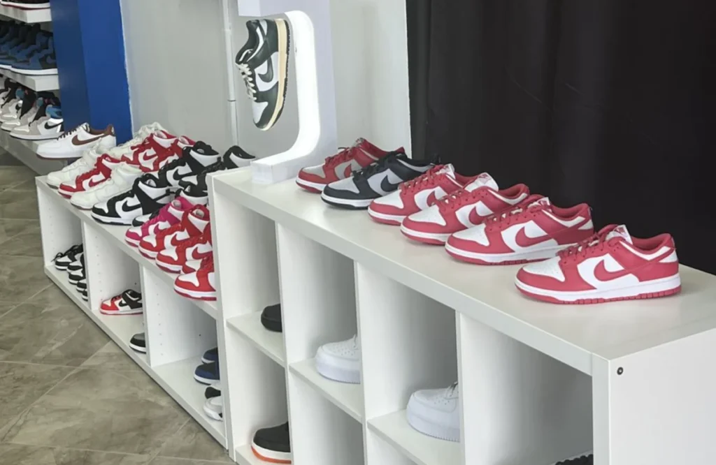 Comprar tênis Nike e Air Jordan em Orlando pode sair até 40% mais barato do que no Brasil, com grande variedade de modelos exclusivos e lançamentos.