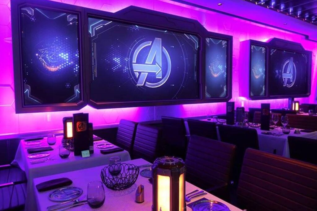 O restaurante temático Marvel no Disney Destiny traz uma experiência gastronômica futurista inspirada nos Vingadores.
