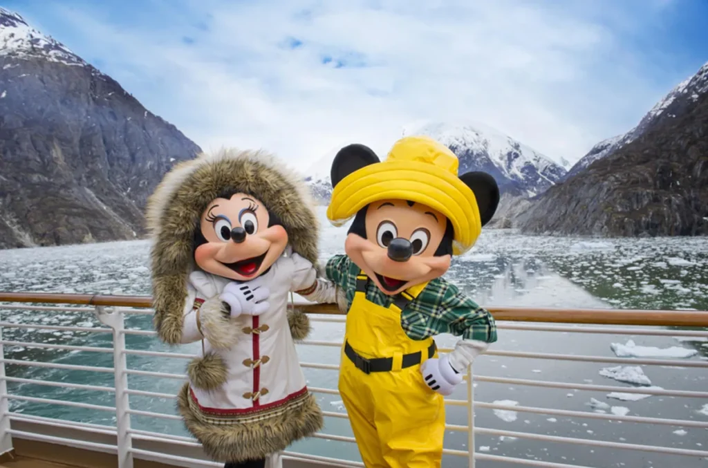Personagens Disney Mickey e Minnie em Glacier Bay durante o cruzeiro Disney no Alasca.
