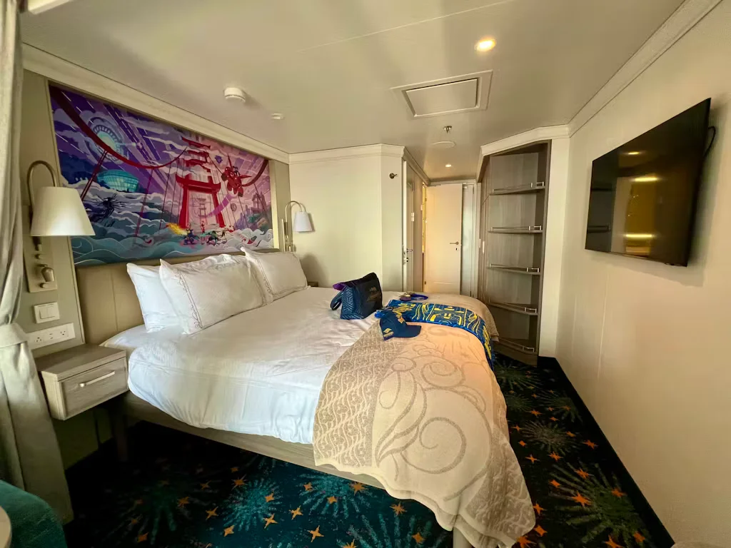 A cabine interna do Disney Destiny combina conforto, tecnologia e decoração elegante para uma experiência completa em cruzeiro Disney pelo Caribe.