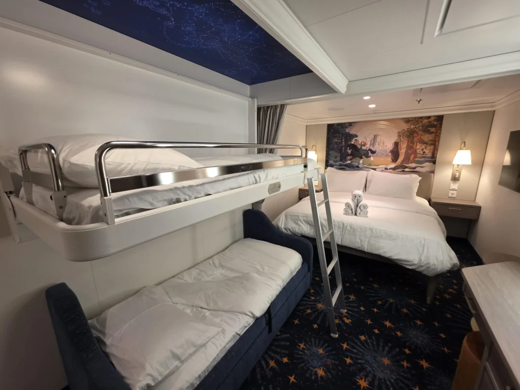 Veja como é a cabine interna familiar do Disney Destiny, perfeita para crianças e famílias, com beliche suspenso e espaço otimizado no cruzeiro Disney.
