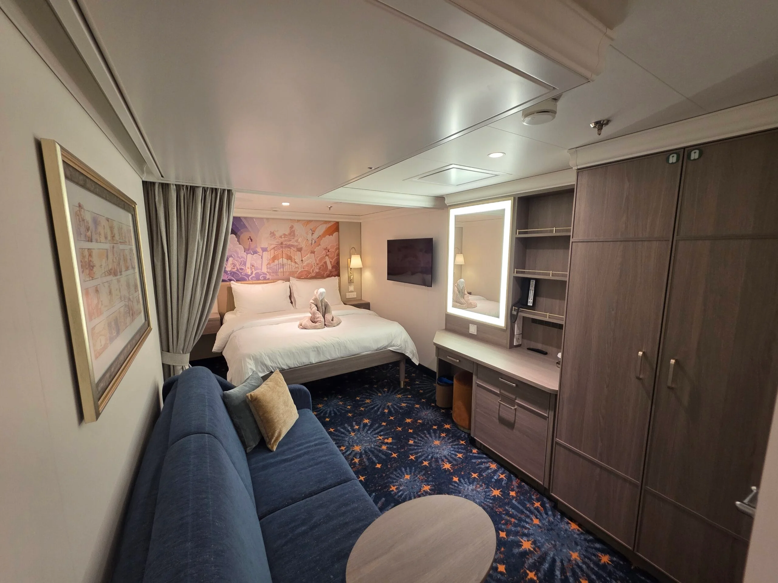 A cabine temática do Disney Destiny mistura conforto e arte Disney em um ambiente moderno e acolhedor para toda a família.