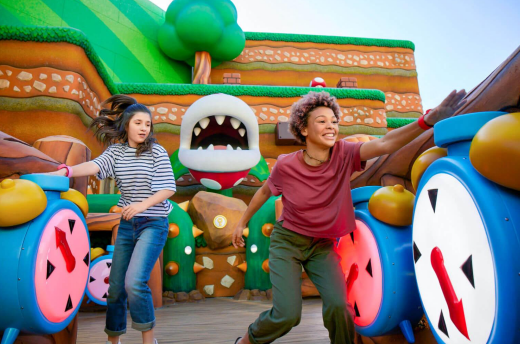 Área interativa infantil no Super Nintendo World com elementos do Mario.