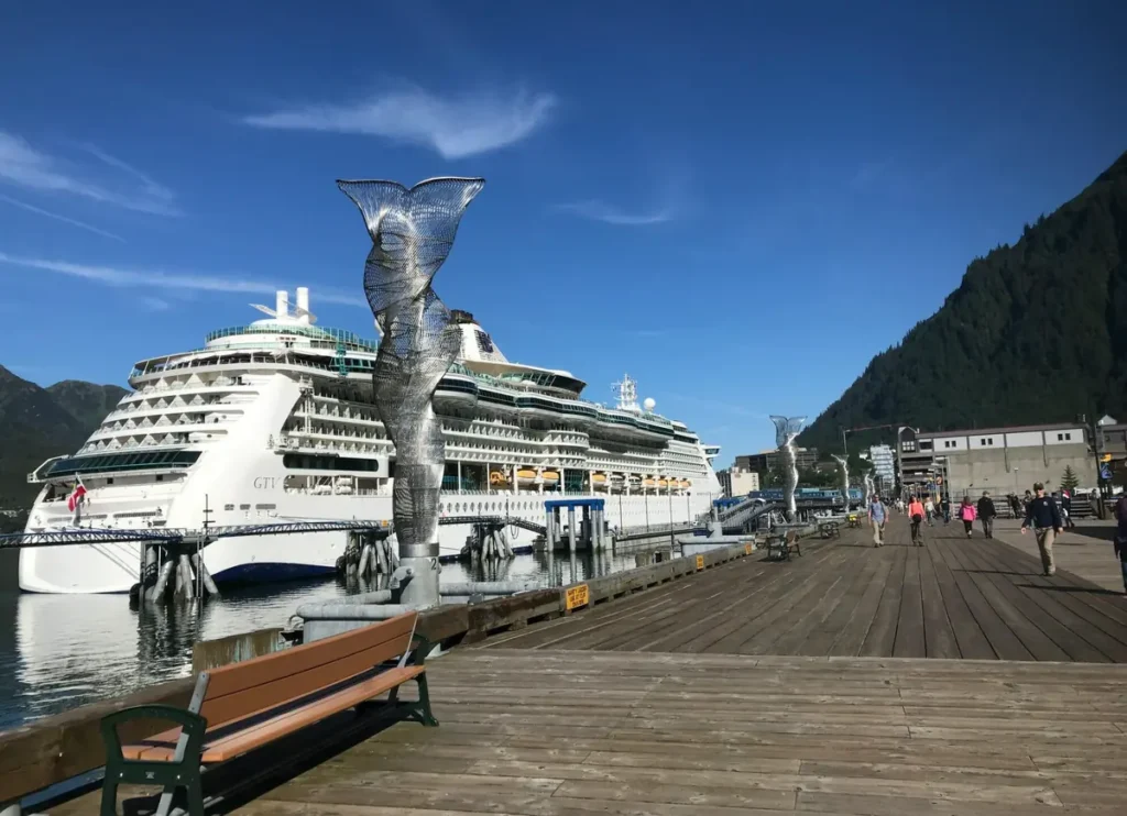 Navio de cruzeiro atracado no porto de Juneau, Alasca.