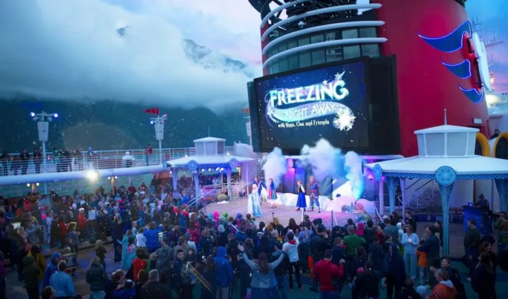 Apresentação de Frozen no navio Disney com entretenimento ao ar livre no Alasca.