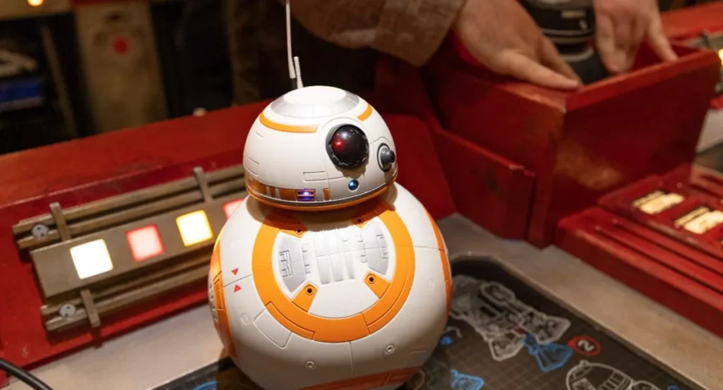 Droid BB-8 montado por visitantes no Droid Depot em Star Wars Galaxy's Edge