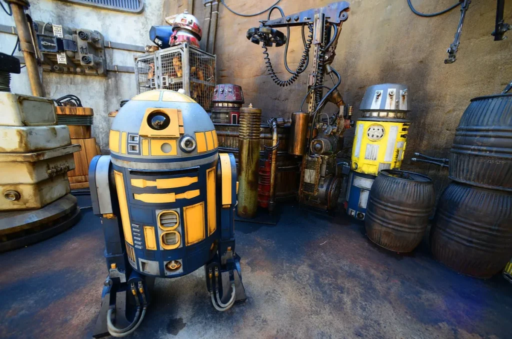 Droid personalizado em exposição no Droid Depot de Batuu
