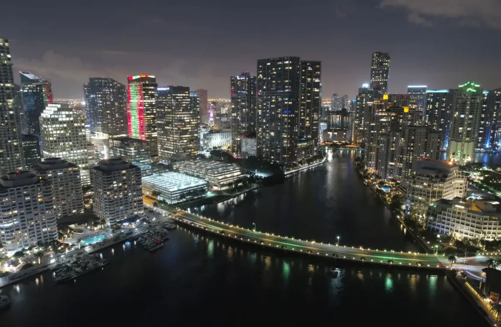 Vista noturna dos prédios e canais de Brickell em Miami
