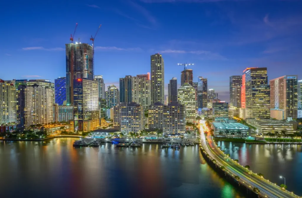 Skyline de Brickell iluminado durante a noite em Miami