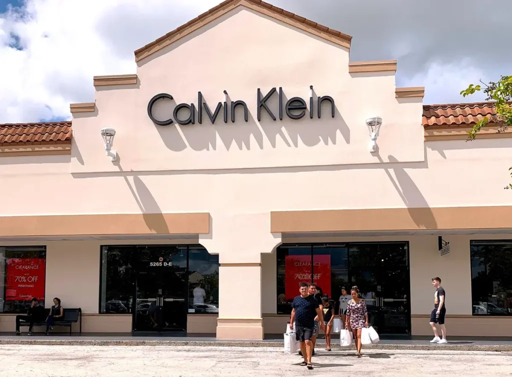 A Calvin Klein Clearance Store oferece roupas, jeans e acessórios com descontos que podem superar os encontrados nos grandes Premium Outlets.
