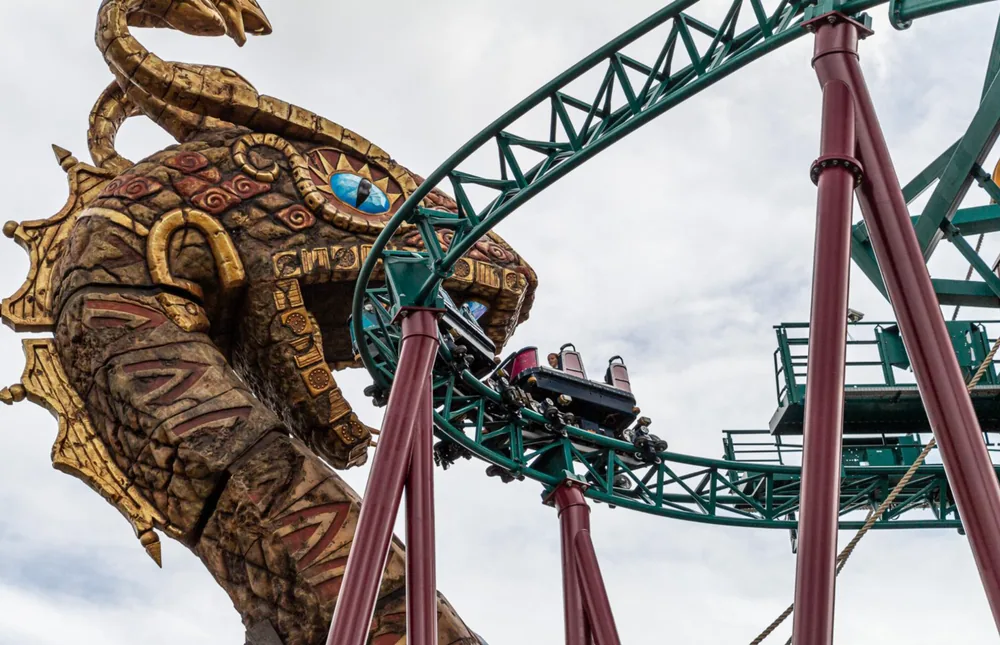 A Cobra's Curse mistura tematização imersiva e diversão familiar em uma das atrações mais populares do parque.