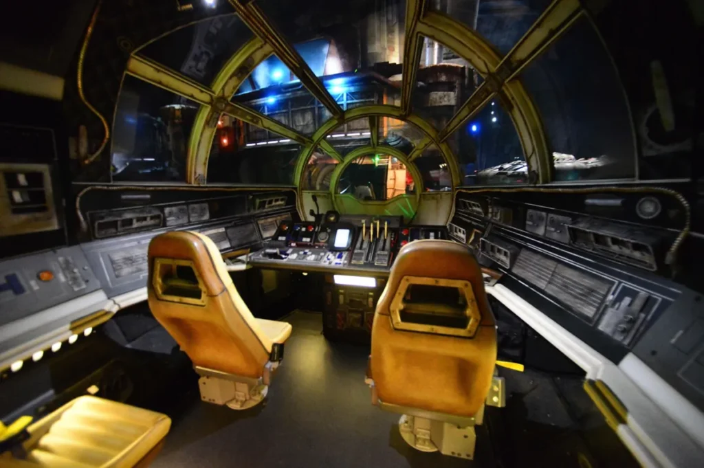 Cockpit da Millennium Falcon na atração Smugglers Run da Disney Orlando