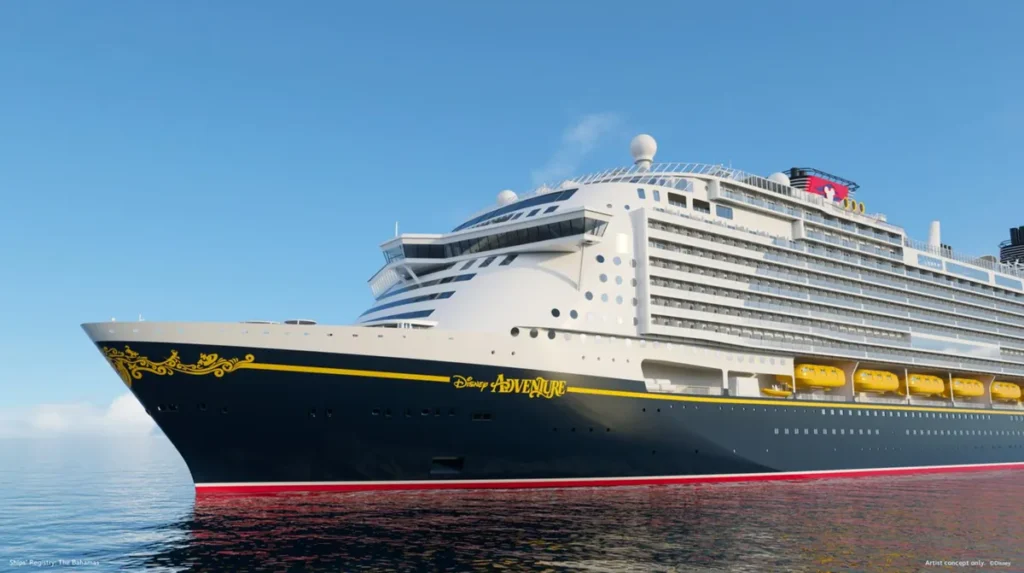 Disney Adventure, o maior navio da história da Disney Cruise Line, navegando em mar aberto