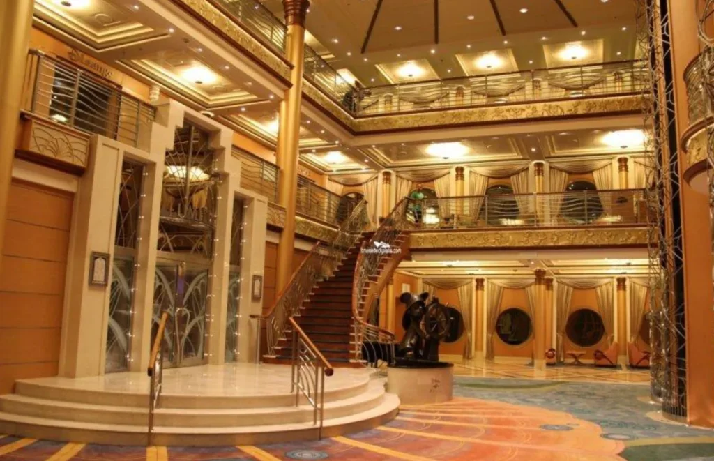 Lobby principal do Disney Magic com decoração clássica e elegante