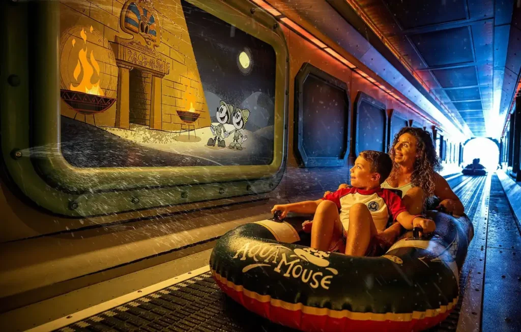 Atração AquaMouse do Disney Treasure considerada a principal montanha-russa aquática da Disney Cruise Line