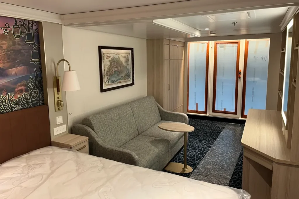 Suíte Concierge do Disney Treasure com espaço ampliado e serviços VIP