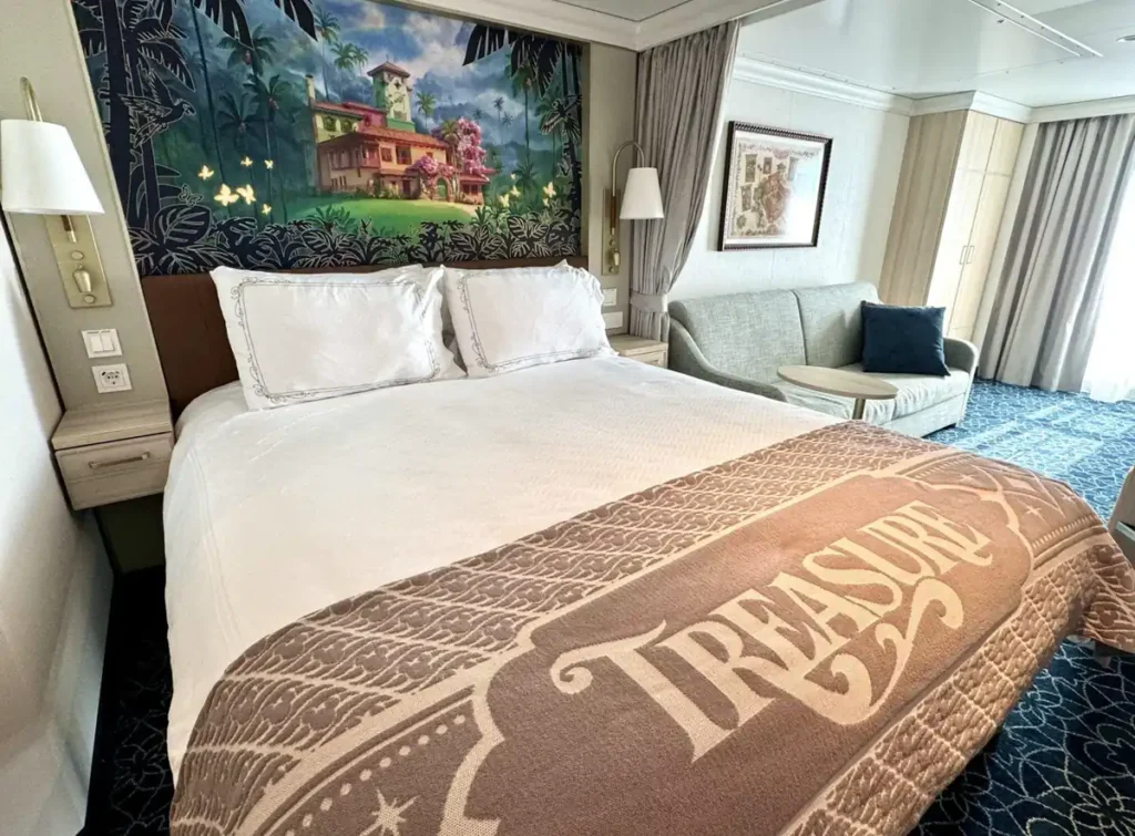 Cabine Verandah do Disney Treasure inspirada no filme Encanto com varanda privativa para o oceano