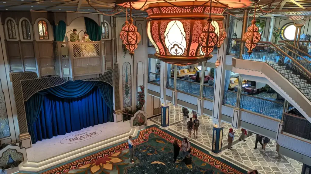 Grand Hall do Disney Treasure