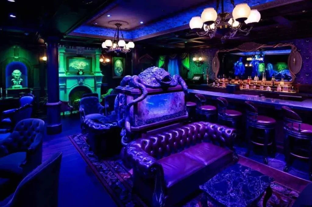 Haunted Mansion Parlor, lounge exclusivo do Disney Treasure inspirado na clássica atração Haunted Mansion dos parques Disney.