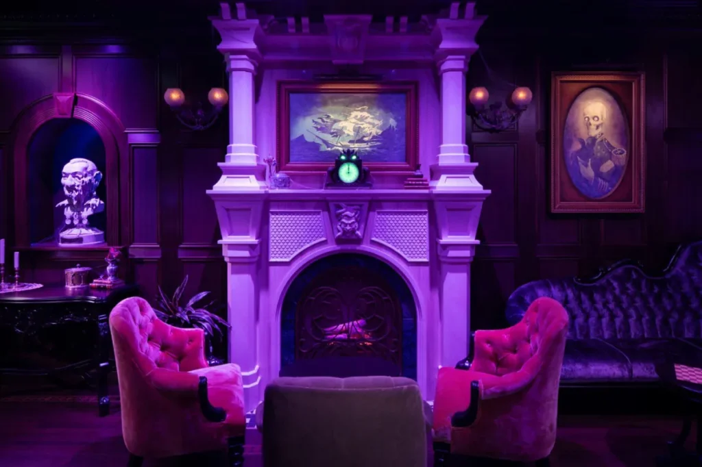 Lareira temática do Haunted Mansion Parlor no Disney Treasure com decoração inspirada em fantasmas e mansões assombradas