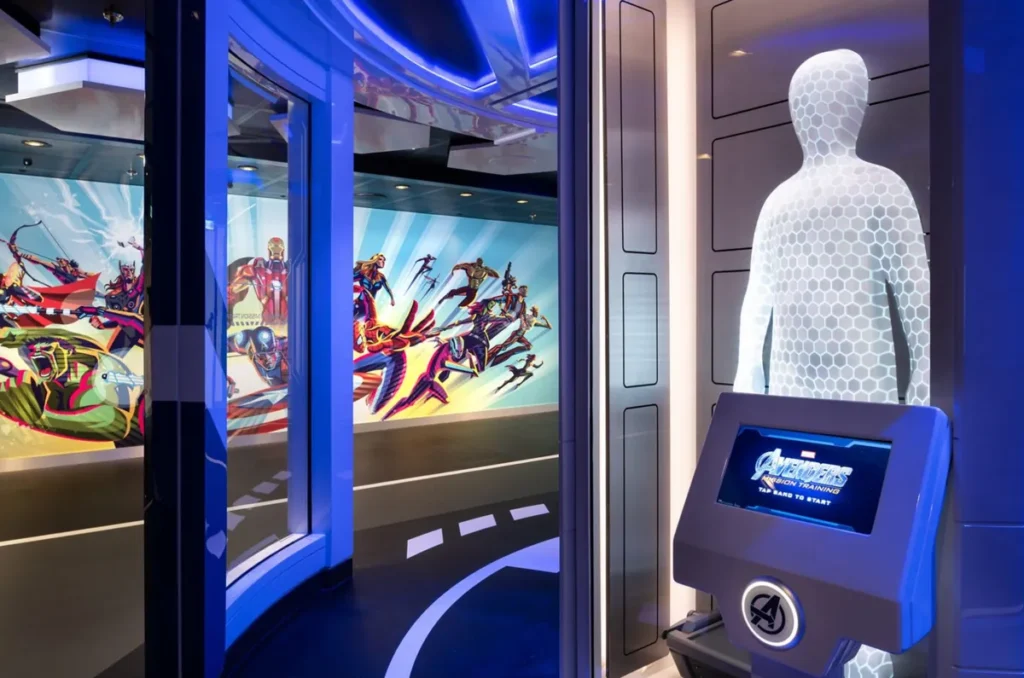 Área Marvel Super Hero Academy do Disney Treasure com experiências interativas inspiradas nos Vingadores para crianças e adolescentes