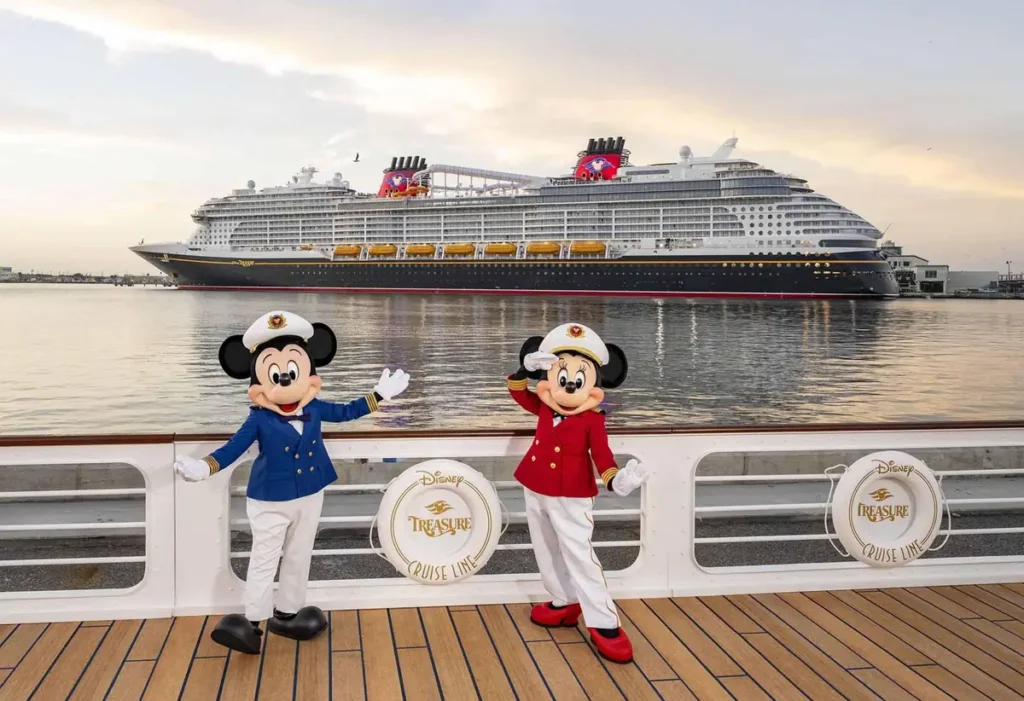 Mickey e Minnie em frente ao navio Disney Treasure durante cerimônia da Disney Cruise Line