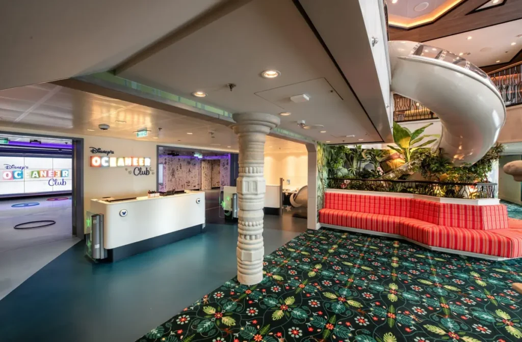 Entrada do Oceaneer Club no Disney Treasure com atividades para crianças de diversas idades