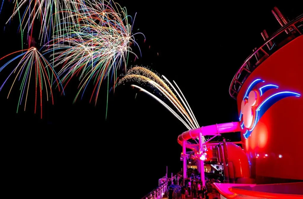 Show de fogos de artifício durante a Pirate Night no Disney Treasure