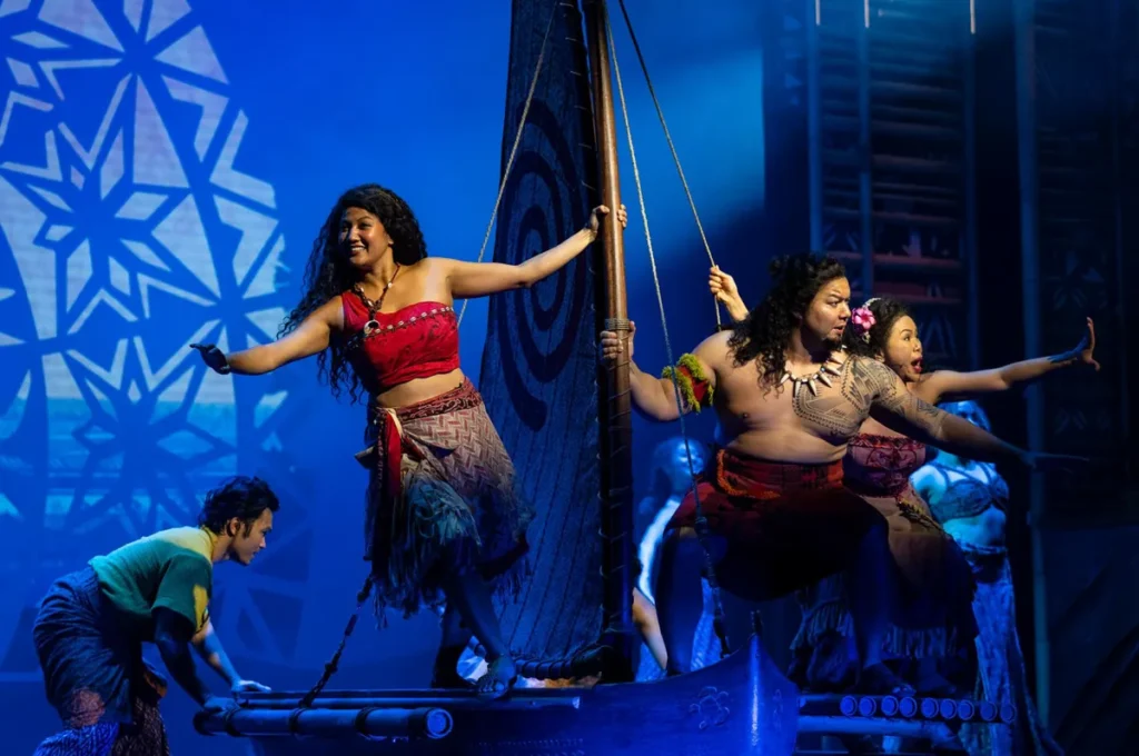 Personagens durante apresentação do musical The Tale of Moana no Disney Treasure