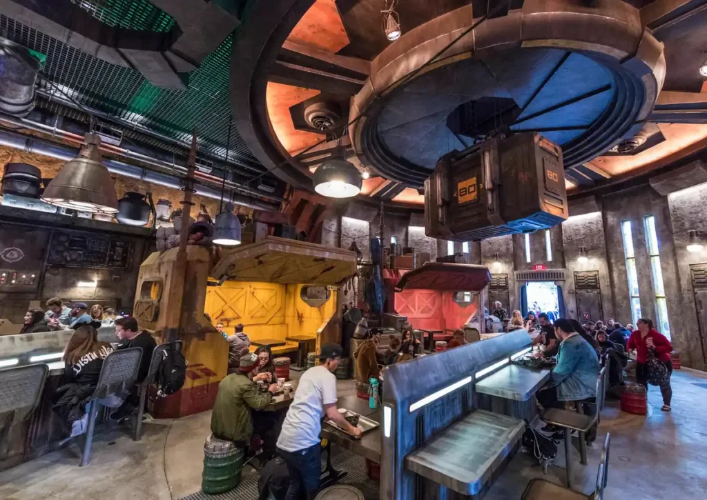 Área interna do Docking Bay 7, principal restaurante da Galaxy's Edge.