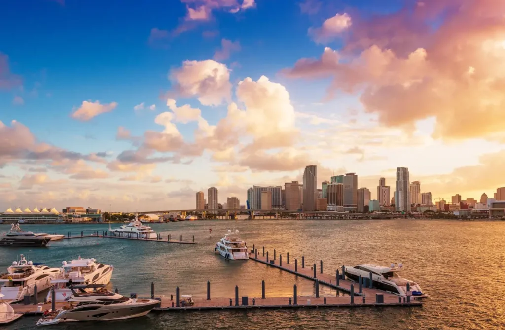 Marina com vista para o centro financeiro de Miami
