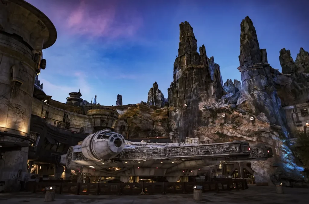 Millennium Falcon ao anoitecer