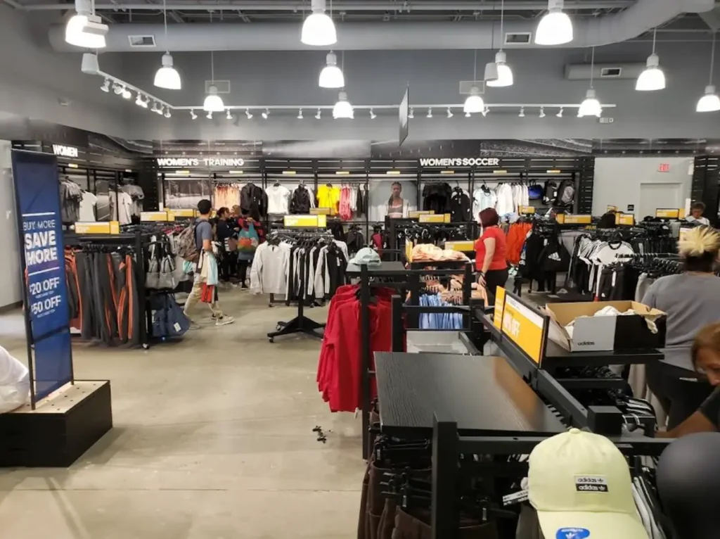 Dentro da Adidas Clearance Store é possível encontrar coleções anteriores e produtos esportivos com preços muito inferiores aos praticados em lojas tradicionais.
