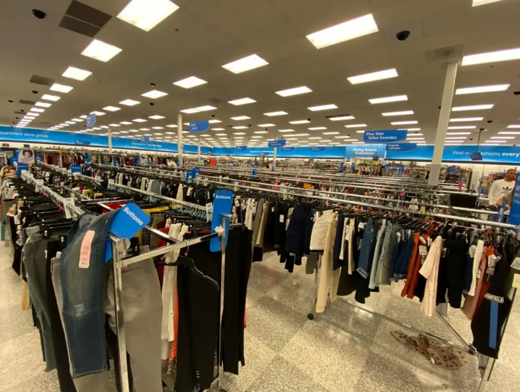 A Ross Dress For Less é uma das melhores opções para encontrar roupas, malas, brinquedos e artigos de marca com preços até 70% menores que o varejo tradicional.