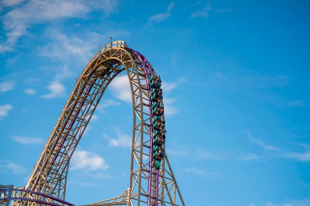 O topo da Iron Gwazi oferece uma vista impressionante antes da queda que ultrapassa 120 km/h.