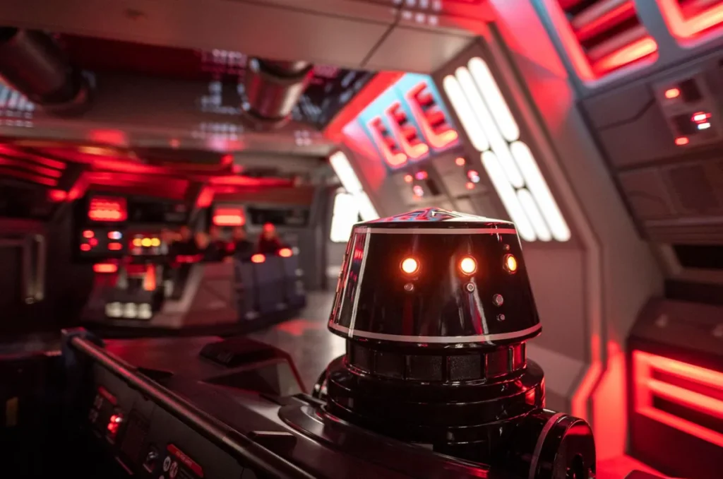 Droid monitorando visitantes no Star Wars Galaxy's Edge