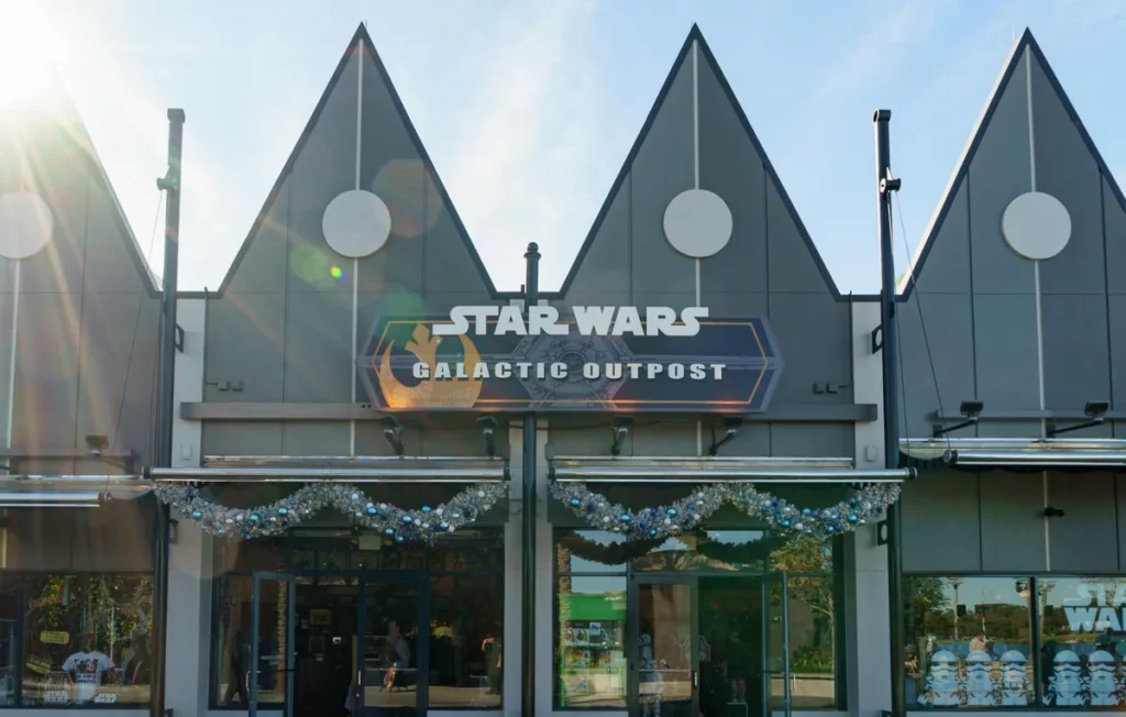 Entrada principal da Star Wars Galactic Outpost, loja especializada em produtos oficiais Star Wars, colecionáveis, roupas temáticas e presentes para fãs da franquia.